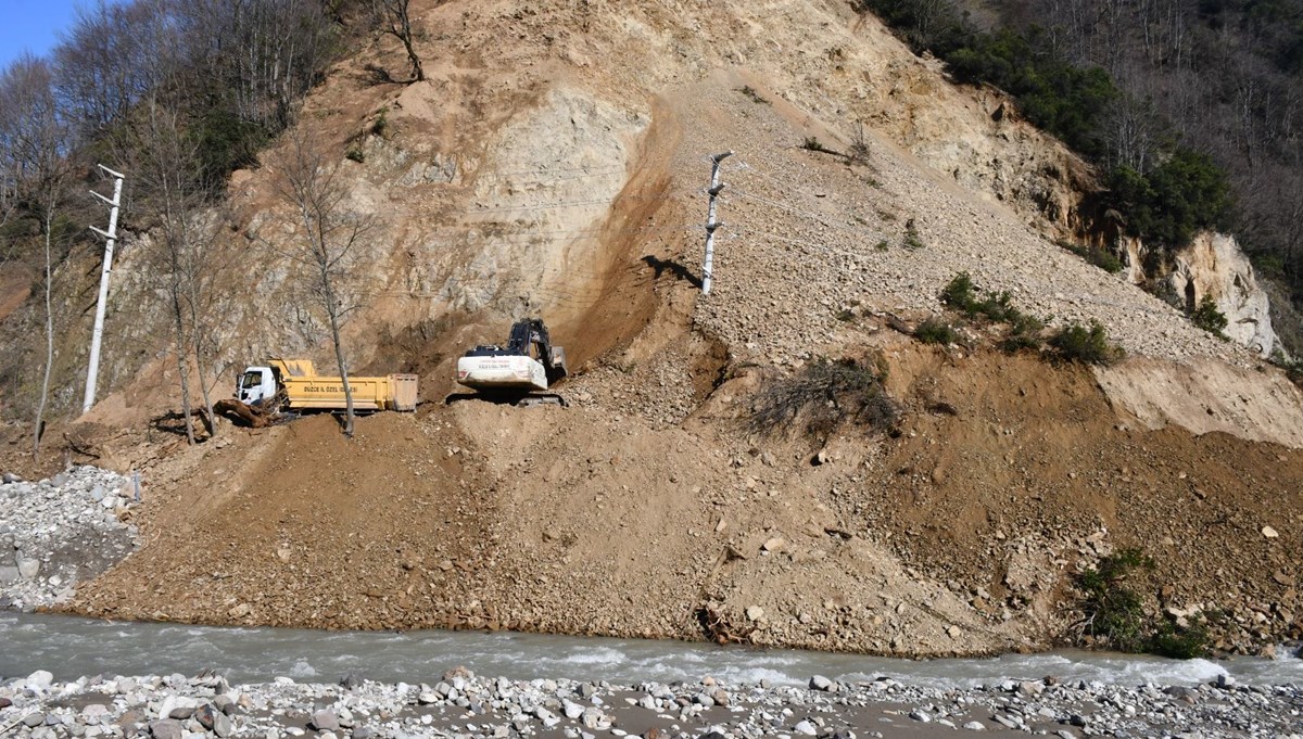 Düzce’de heyelan: 6 yerleşim birimine ulaşım durdu