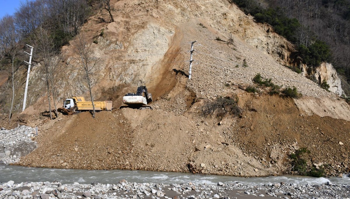 Düzce'de heyelan: 6 yerleşim birimine ulaşım durdu Düzce'de heyelan: 6 yerleşim birimine ulaşım durdu