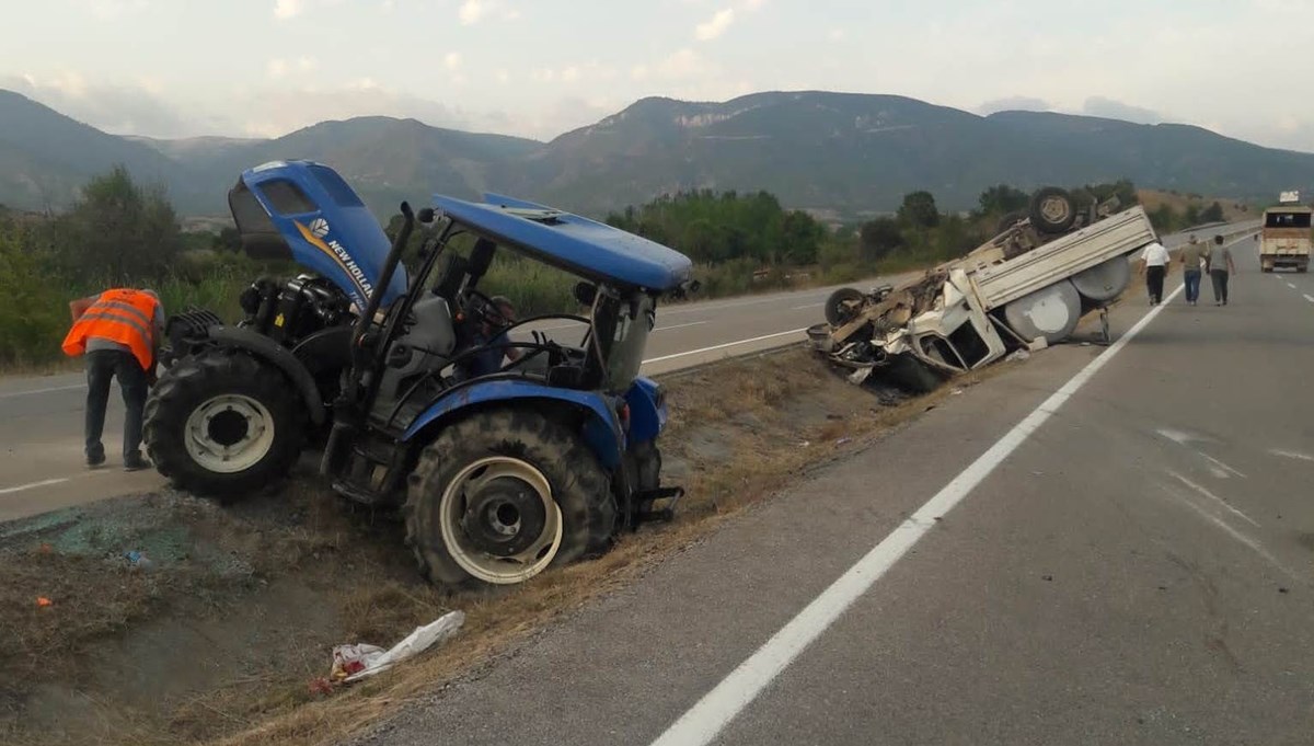 Sinop'ta traktörle çarpışan kamyonetin sürücüsü öldü Sinop'ta traktörle çarpışan kamyonetin sürücüsü öldü