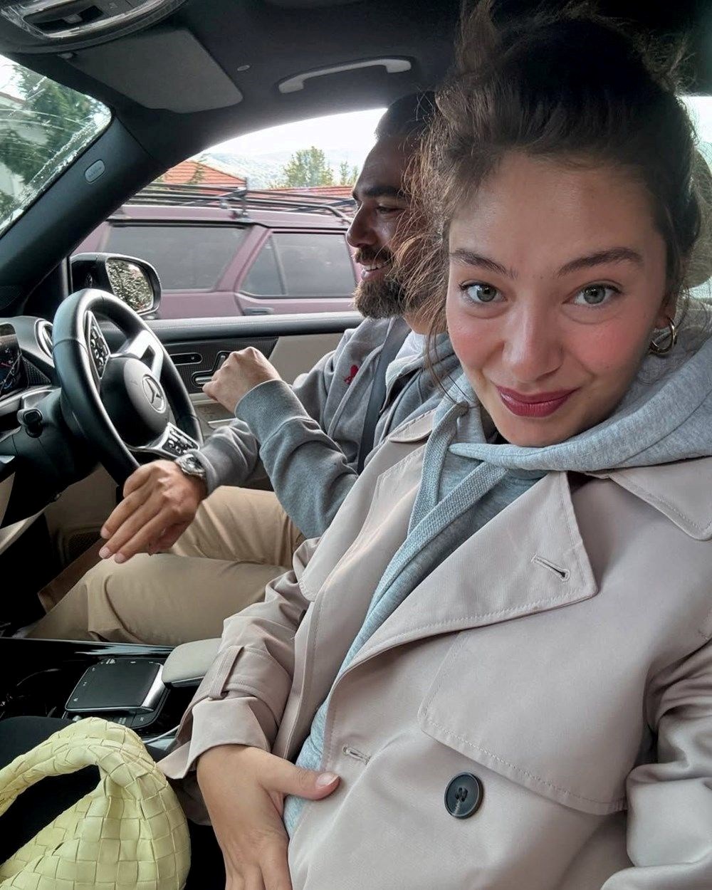 Neslihan Atagül ile Kadir Doğulu oğullarını kucaklarına aldı - 3