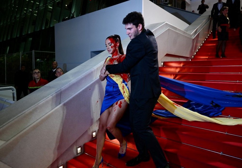 Cannes'da kırmızı halıda kanlı Ukrayna protestosu - 2