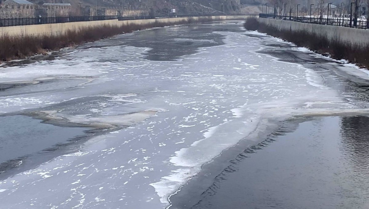 Ardahan'da Kura Nehri'nin yüzeyi buz tuttu