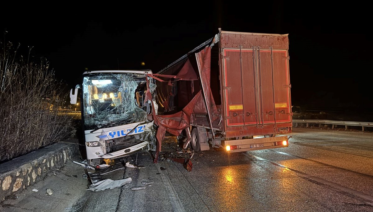 Afyonkarahisar'da TIR ile yolcu otobüsü çarpıştı: 18 kişi yaralandı