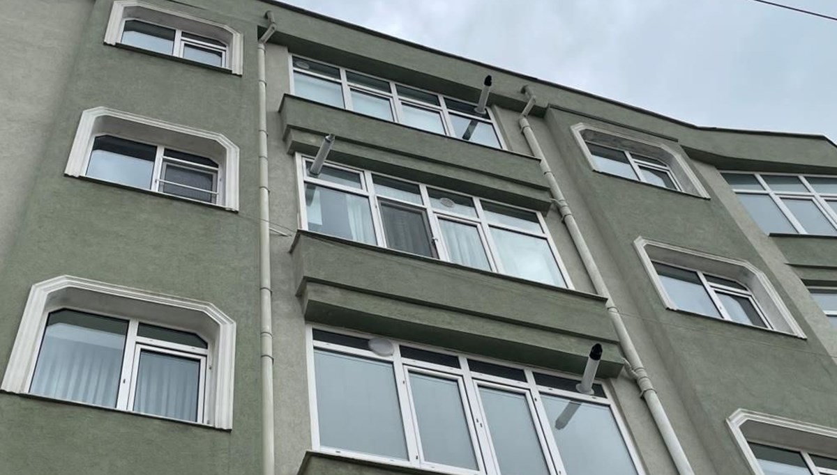 Edirne'de pencere sinekliğine yaslanan çocuk 3’üncü kattan düştü Edirne'de pencere sinekliğine yaslanan çocuk 3’üncü kattan düştü