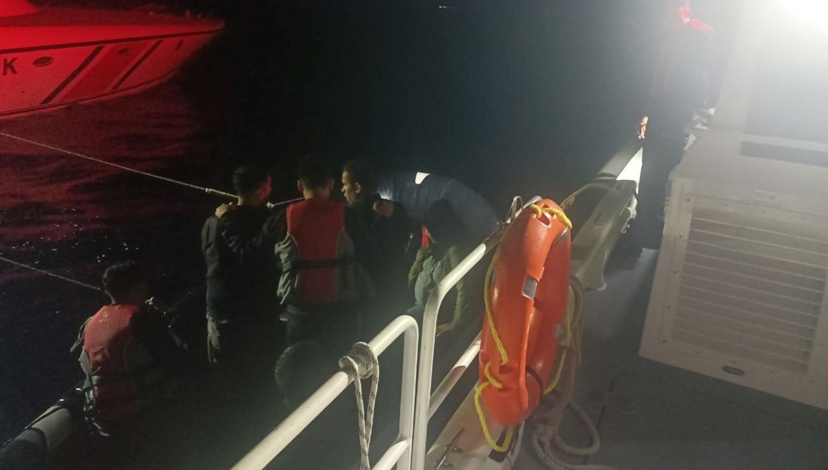 Çanakkale'de sürüklenen bottaki 8 düzensiz göçmen kurtarıldı Çanakkale'de sürüklenen bottaki 8 düzensiz göçmen kurtarıldı