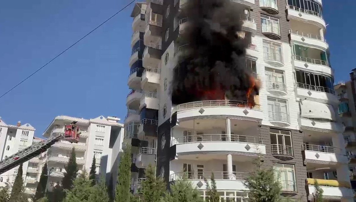 Adıyaman'da 9 katlı binada yangın Adıyaman'da 9 katlı binada yangın