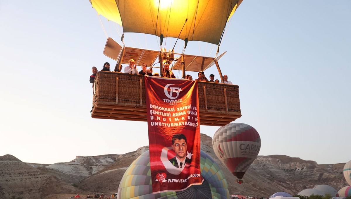 Kapadokya'da balonlar bayraklarla havalandı