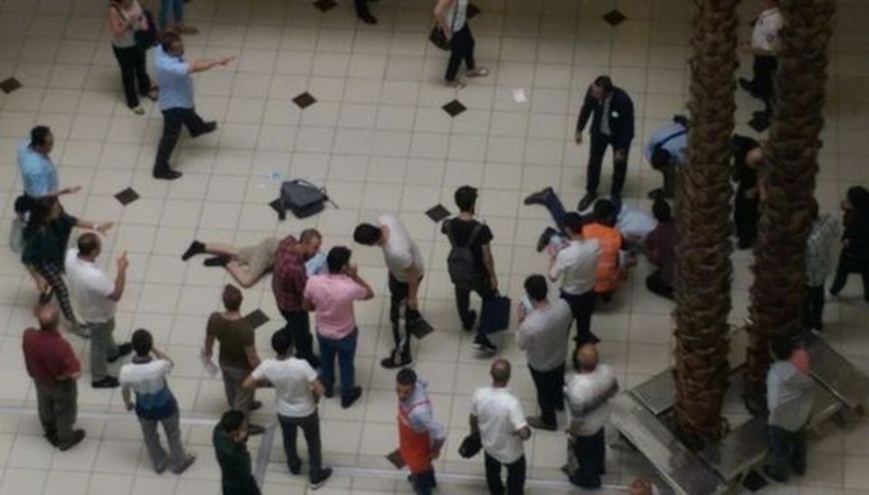 Alışveriş merkezinde inanılmaz olay: Üzerine düştüğü kişi yaralandı, kendisi öldü - 1