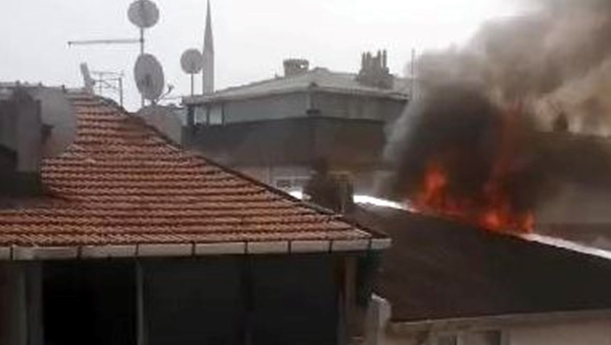 Avcılar'da 3 katlı binanın çatısında yangın Avcılar'da 3 katlı binanın çatısında yangın