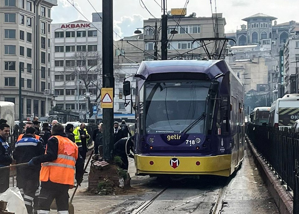 Fatih'te tramvay raydan çıktı - 1