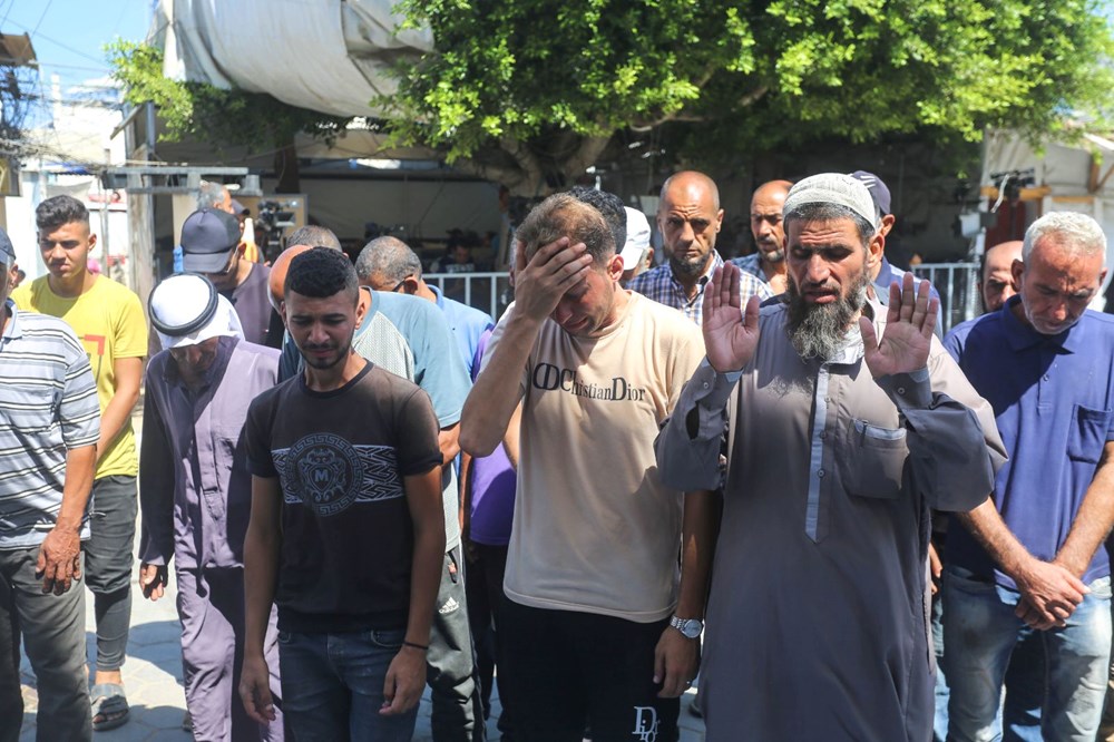 Gazze'de dram bitmiyor! Filistinli baba bebek sevinci yaşarken tüm ailesini kaybetti