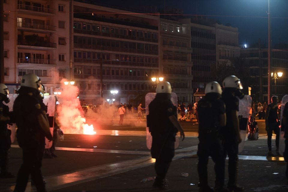 Yunanistan'da aşı karşıtları polisle çatıştı - 1