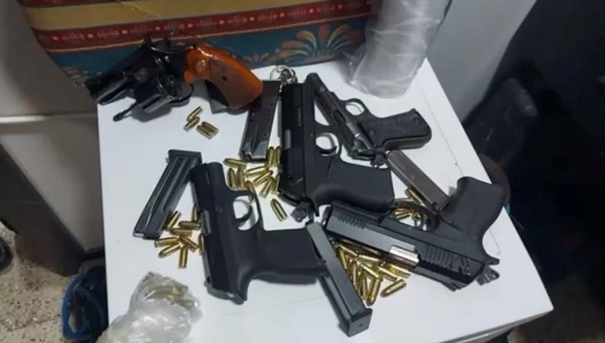 Silah kaçakçılarına 13 şehirde operasyon: 19 şüpheli tutuklandı Silah kaçakçılarına 13 şehirde operasyon: 19 şüpheli tutuklandı