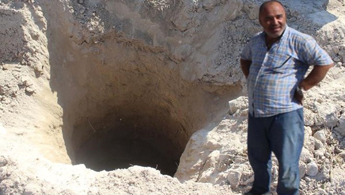 Traktörünün tekeri çukura gömüldü: Obruk zannetti, gerçek başka çıktı Traktörünün tekeri çukura gömüldü: Obruk zannetti, gerçek başka çıktı