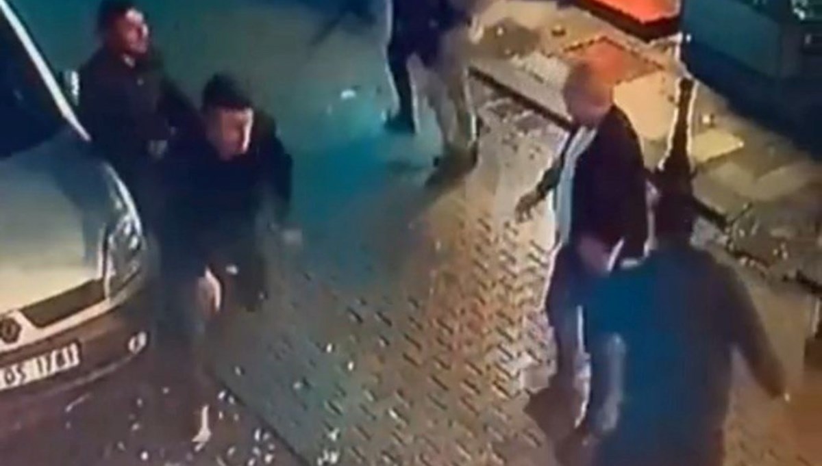 Kadıköy’de arabaya yaslanma kavgası: 4 el ateş etti