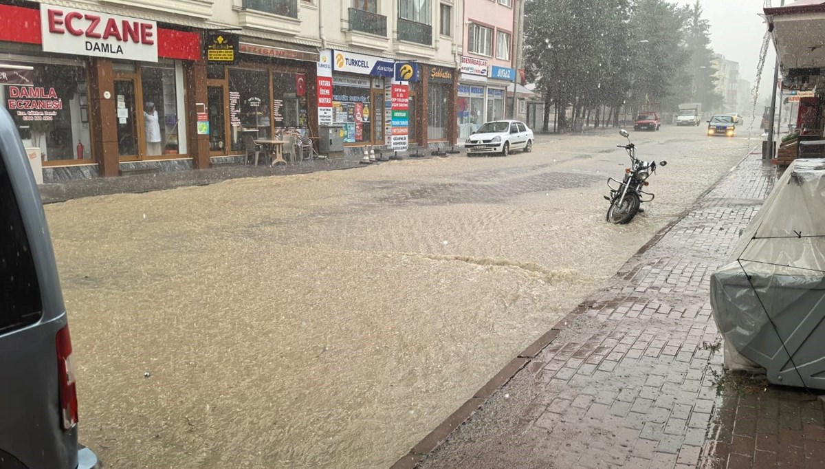 Kastamonu'da kuvvetli sağanak hayatı olumsuz etkiledi