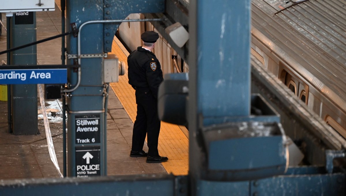 New York metrosunda korkunç olay: Vagonda uyuyan kadını ateşe verdi