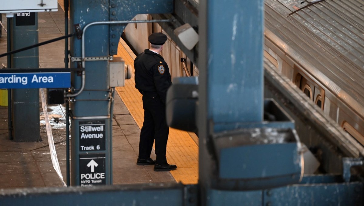 New York metrosunda korkunç olay: Vagonda uyuyan kadını ateşe verdi New York metrosunda korkunç olay: Vagonda uyuyan kadını ateşe verdi