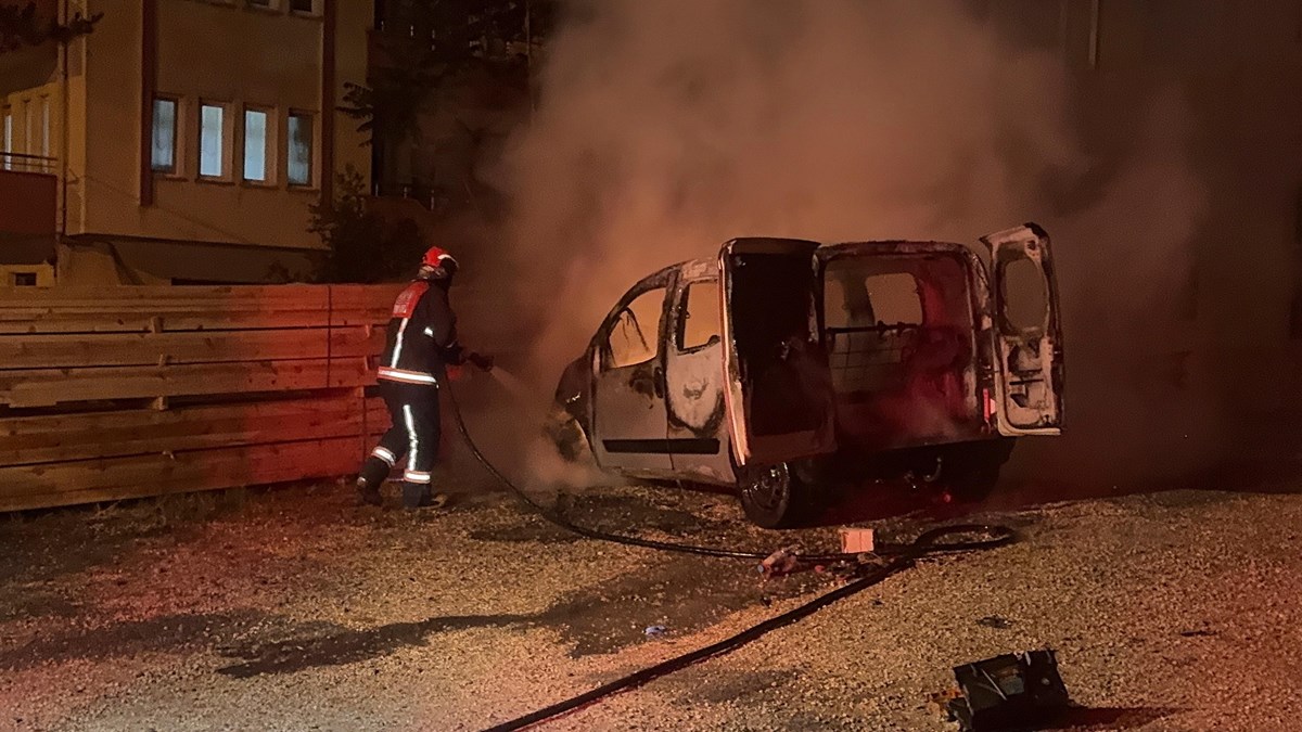 Yanan araç kullanılamaz hale geldi Yanan araç kullanılamaz hale geldi