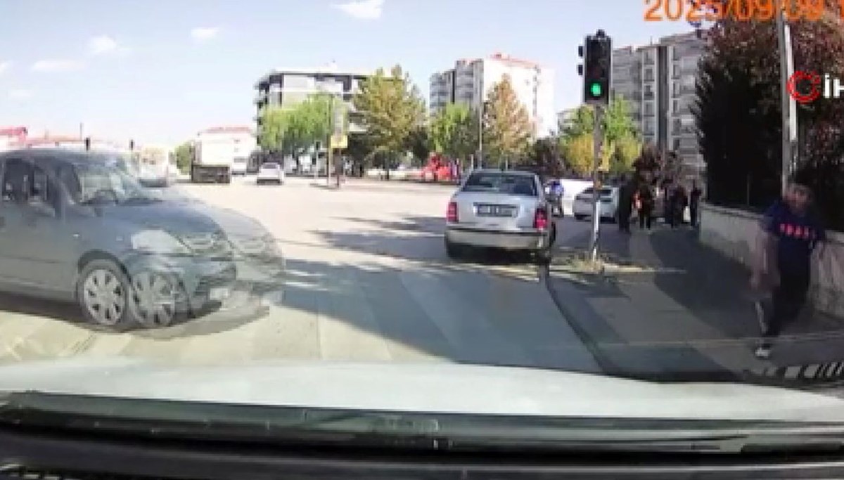 Yaya geçidinde ölümden kıl payı kurtuldu