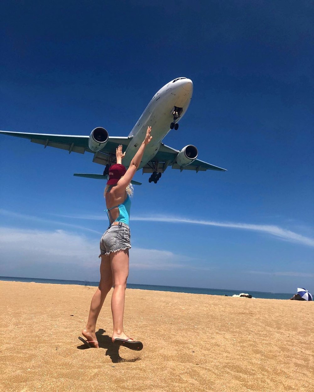 Самолет над головой. Май Кхао Таиланд. Пляж с самолетами. Май Кхао пляж с самолетами. Пляж девушка самолет.