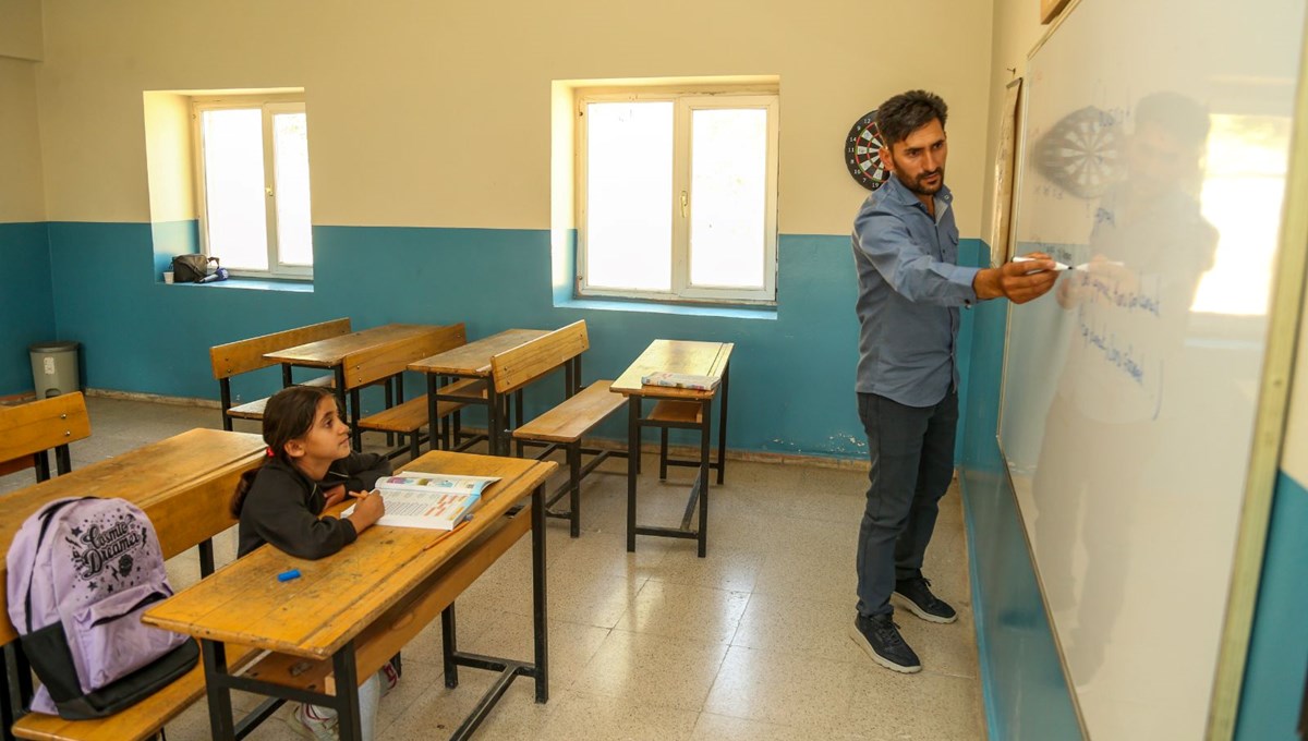 Ders zili bir tek Hasret için çaldı Ders zili bir tek Hasret için çaldı