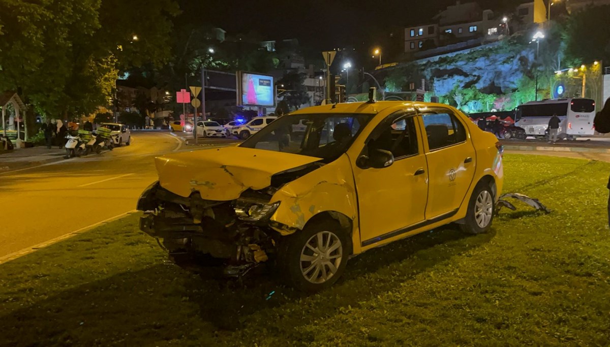 Kırmızı ışıkta geçen otomobil taksiye çarptı Kırmızı ışıkta geçen otomobil taksiye çarptı