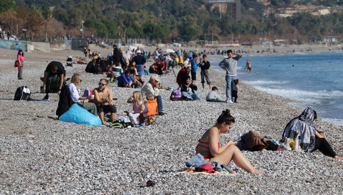 Antalya'da yağış sonrası deniz keyfi