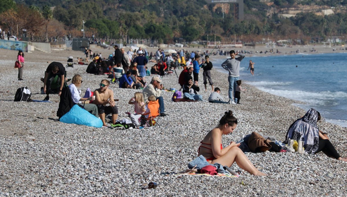 Antalya'da yağış sonrası deniz keyfi Antalya'da yağış sonrası deniz keyfi