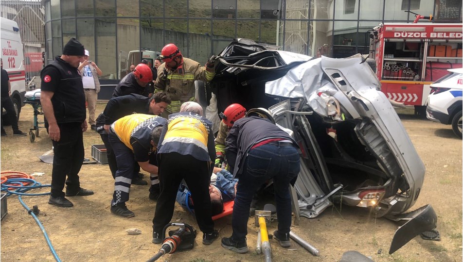 Düzce'de korkutan kaza: Otomobil 20 metreden düştü