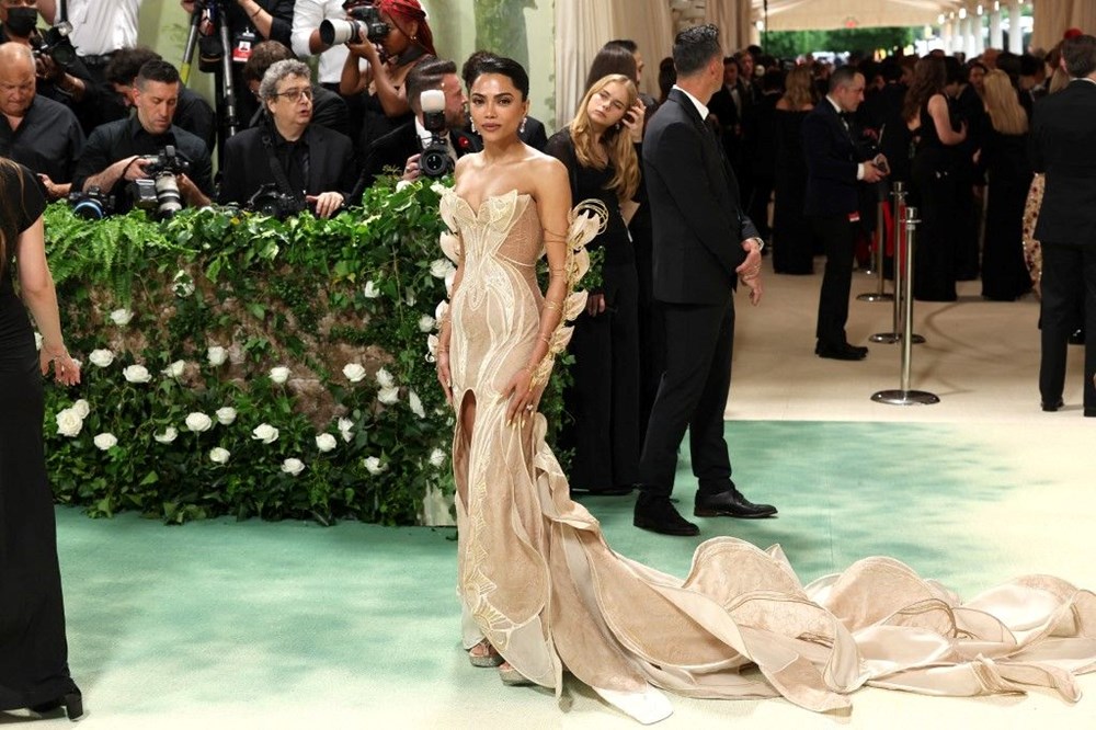 Hareketli elbisesiyle Met Gala'ya damga vurmuştu: Gizemli kadının kimliği açığa çıktı - 5