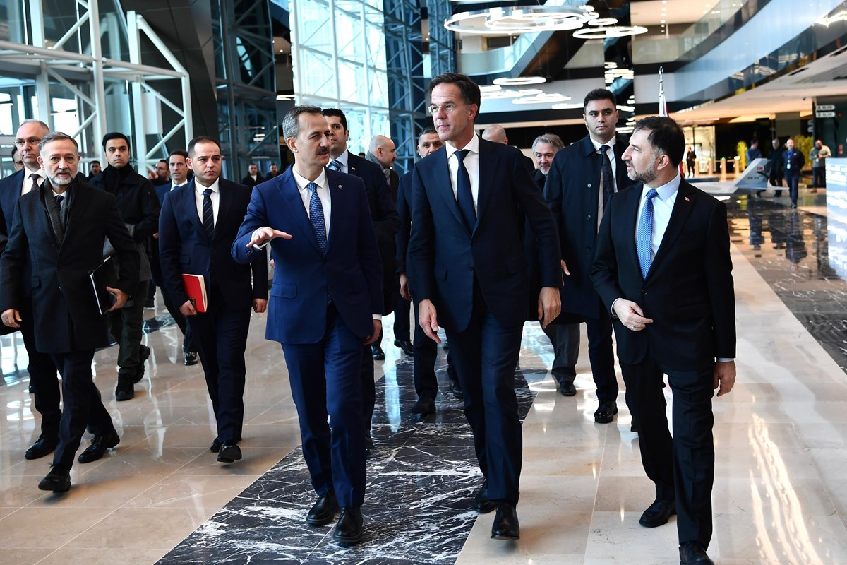 NATO Genel Sekreteri Mark Rutte (önde ortada), Ankara temasları kapsamında beraberindeki heyetle Türk Havacılık ve Uzay Sanayii AŞ