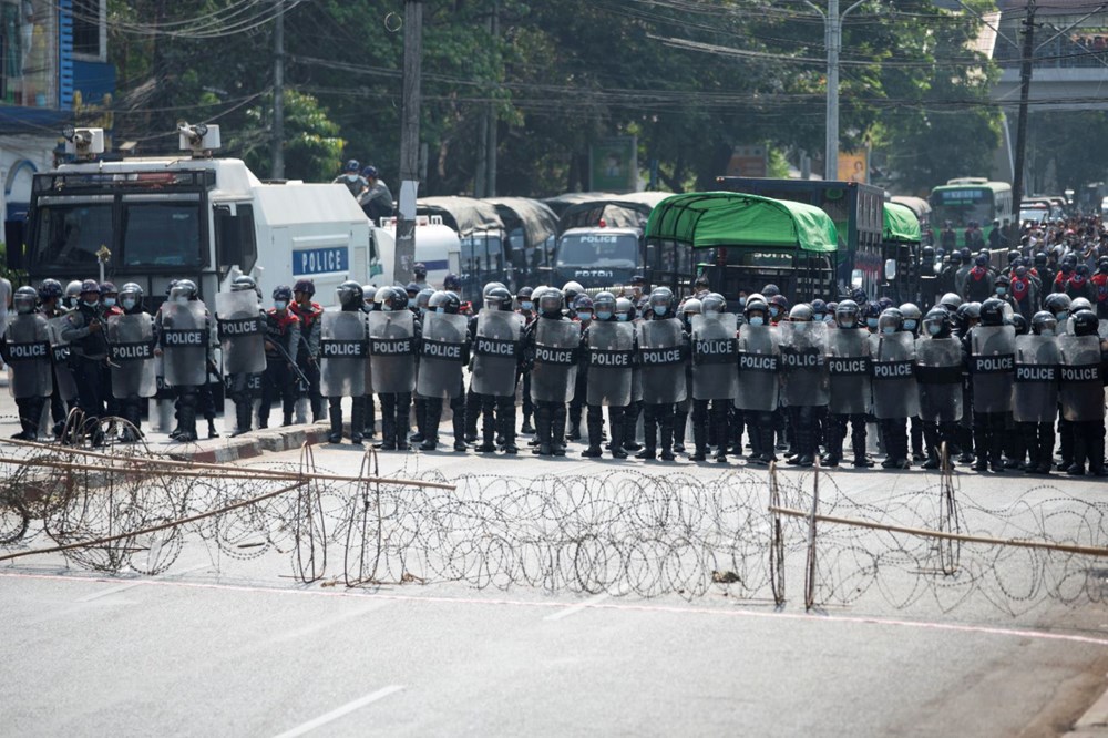 Myanmar'da on binlerce kişi cuntaya meydan okudu - 7