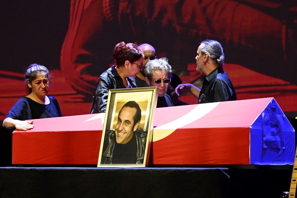 Sanatçı Özkan Uğur'a veda! Özkan Uğur için AKM'de tören düzenlendi - 12