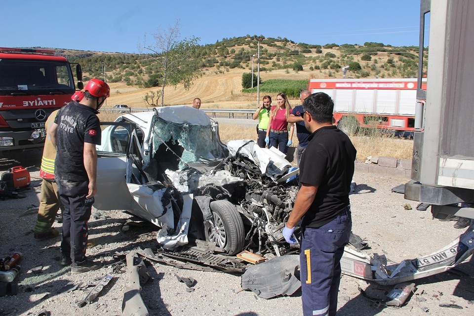 Manisa'da feci kaza: Baba ve 3 çocuğu hayatını kaybetti - 1