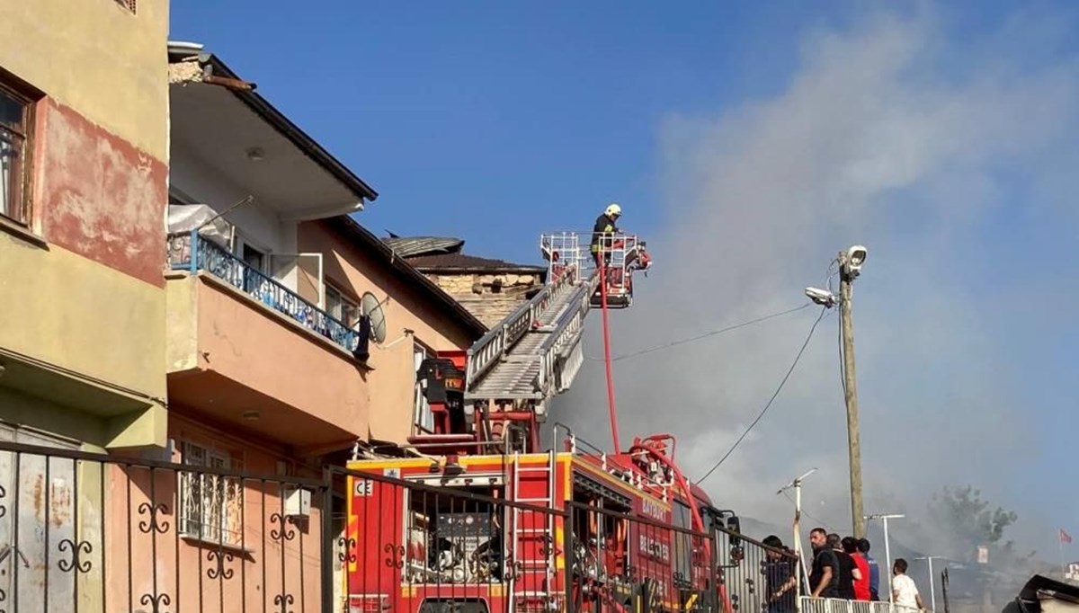Bayburt’ta yangın: 3 ev hasar gördü