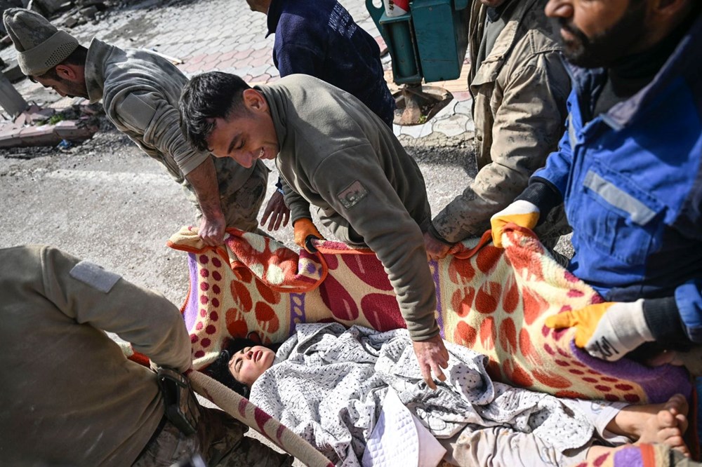 Enkaz altındakiler için zamana karşı yarış - 14