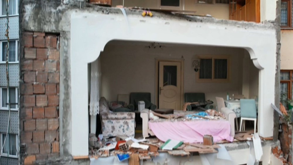 Dört katlı bina yıkıldı: Bitişteki apartman duvarsız kaldı! - 6