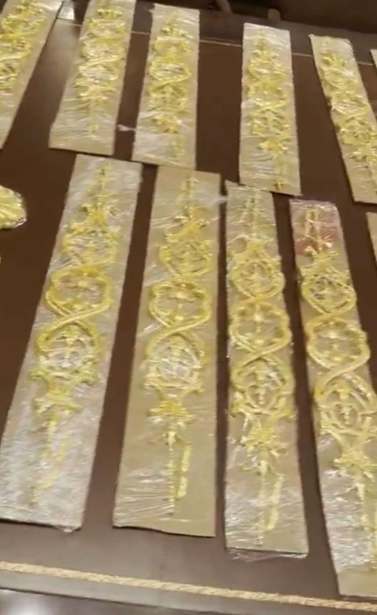 Trump, yeni altın süslemelerin yabancı liderleri "çıldırtmak" için olduğunu ileri sürüyor. ABD Başkanı, bu süslemelerin 24 ayar altın olduğunu iddia de ediyor.