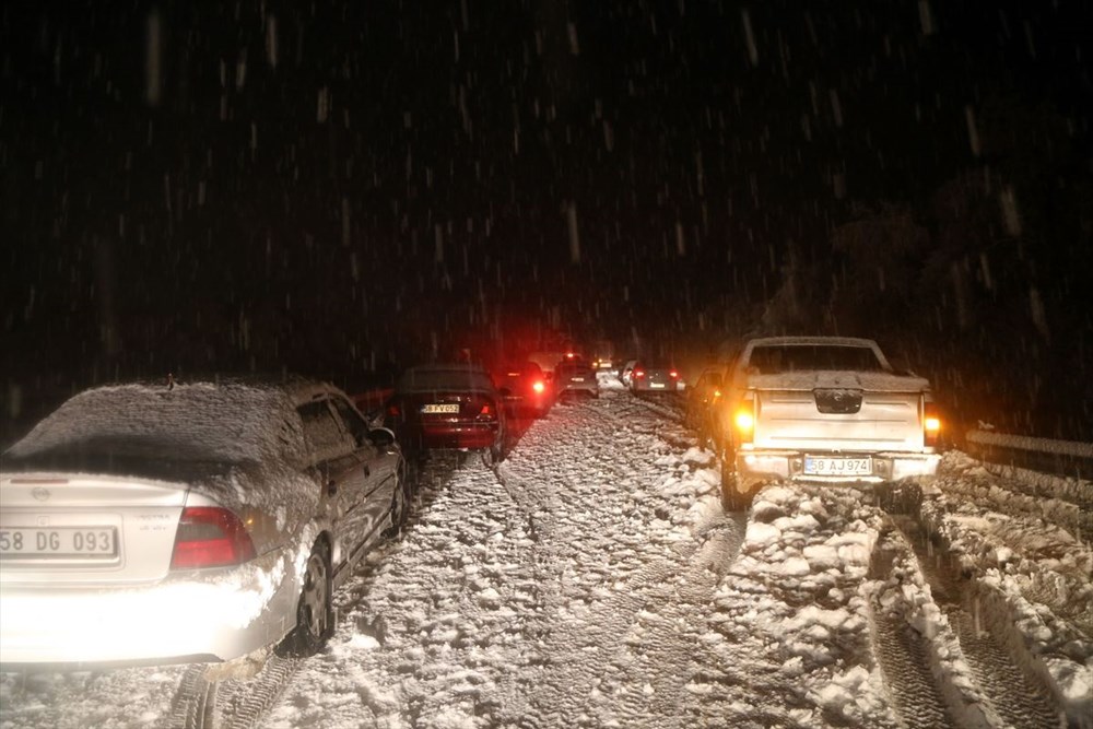 Sivas-Tokat karayolu yoğun kar yağışı dolayısıyla trafiğe kapandı - 3