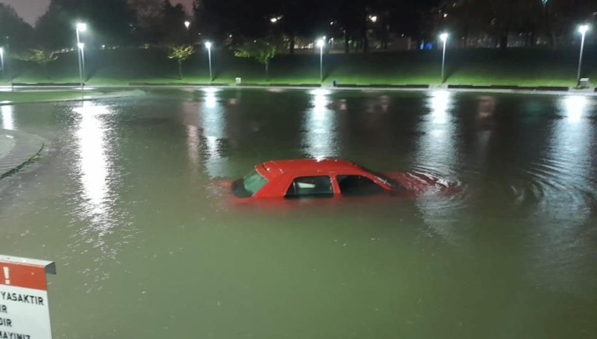 Park halindeki aracını çıkarmak isterken gölete düştü Park halindeki aracını çıkarmak isterken gölete düştü