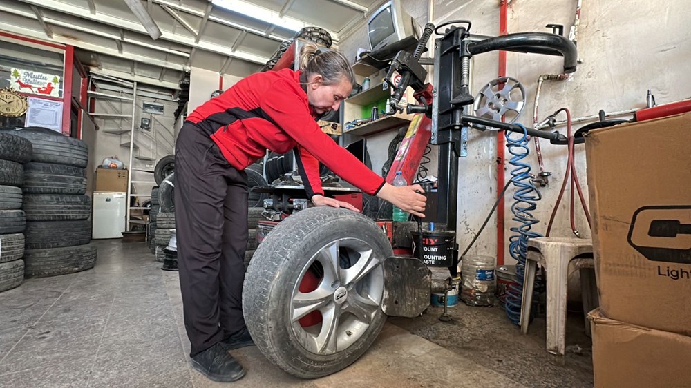 54 Yaşındaki Kadın Kanserle Mücadeleyi Kazandı ve Lastik Tamirinde Zafer Kazandı. 78 sL0n NON10qC3iJj5bLzZw