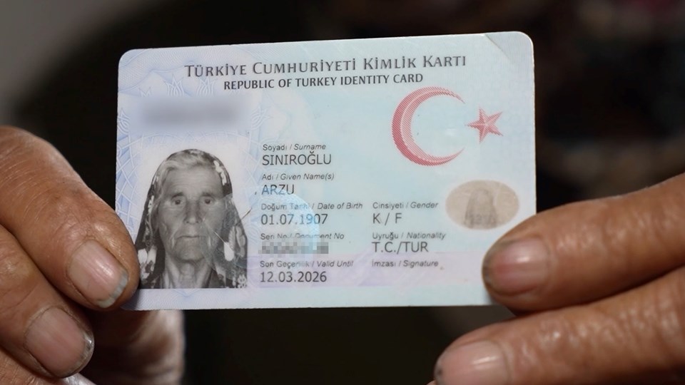 Türkiye'nin en yaşlı seçmeni 117 yaşındaki Arzu nine oyunu kullandı - 1
