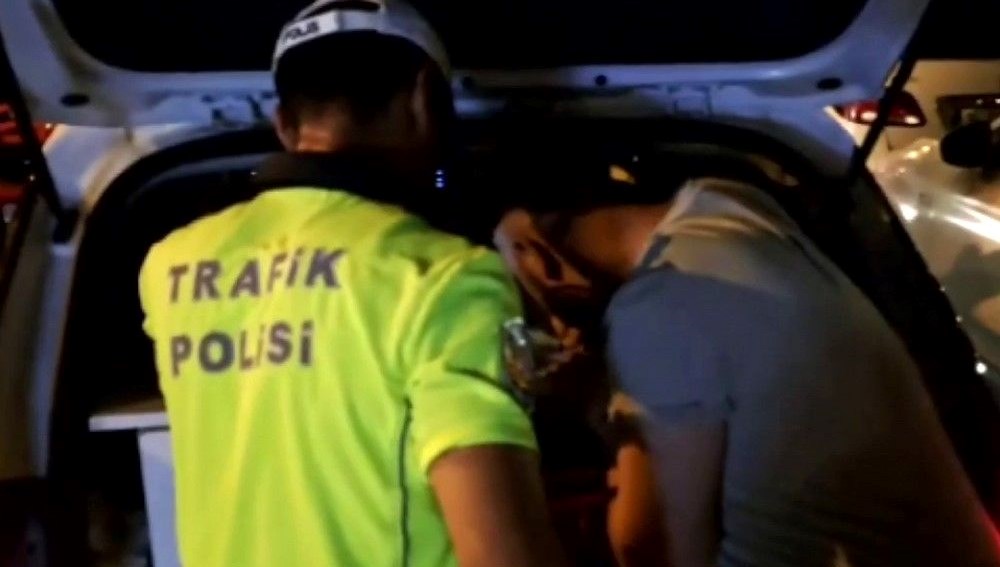 Yolu kapatıp dans edenlere para cezası