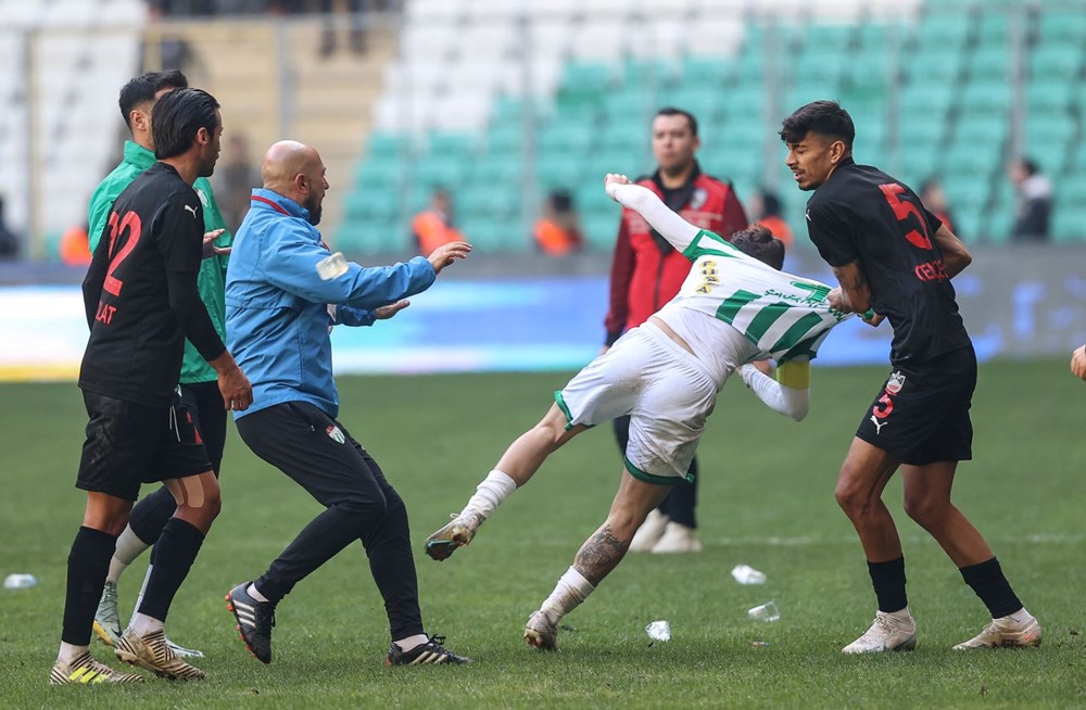 Bursaspor-Diyarbekirspor maçında futbolcular birbirine girdi: 6 kırmızı kart, 1 gözaltı - 2