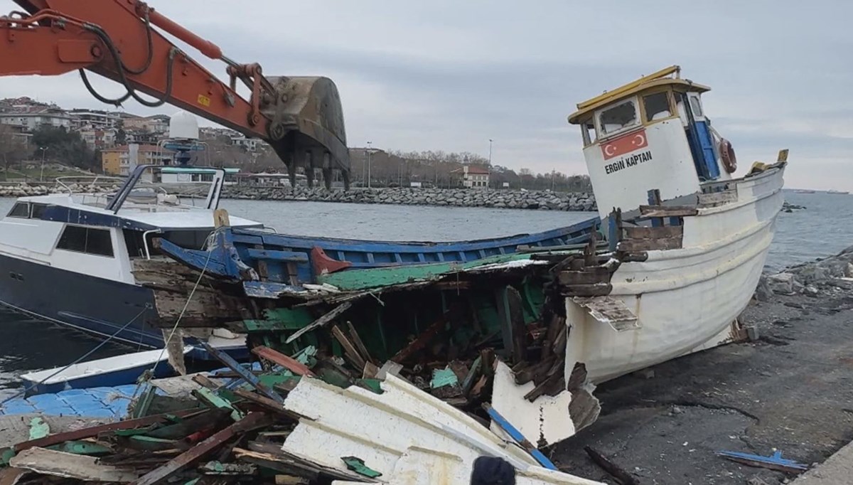 Avcılar Sahili'ndeki tekne enkazları kaldırıldı