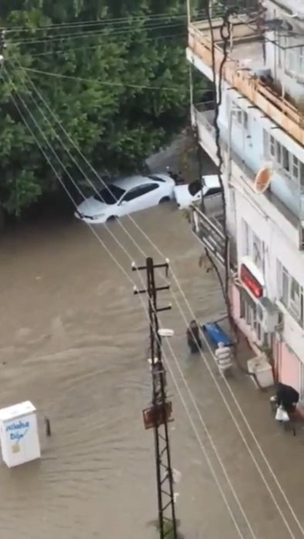 Birçok ilde sağanak ve sel hayatı felç etti: 2 kişi öldü | AFAD'dan 7 il için uyarı - 8