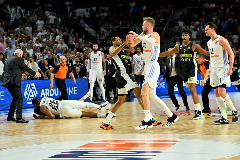 Madrid'de olaylı gece: Real Madrid-Partizan maçında yumruk yumruğa kavga - 15