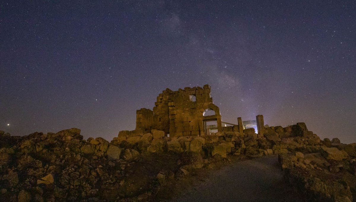 Tarihi Zerzevan Kalesi'nde Perseid meteor yağmuru ve Samanyolu Galaksisi