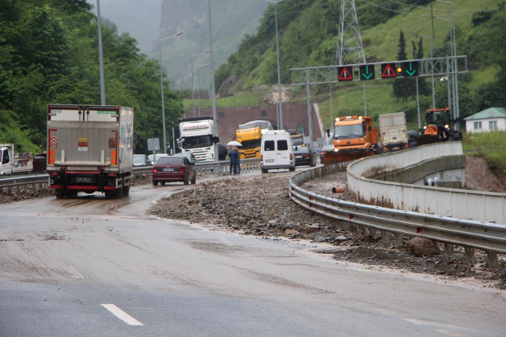 Trabzon-Gümüşhane yolunu taş ve çamur kapattı: Ulaşım tek şeritten sağlanıyor - 8